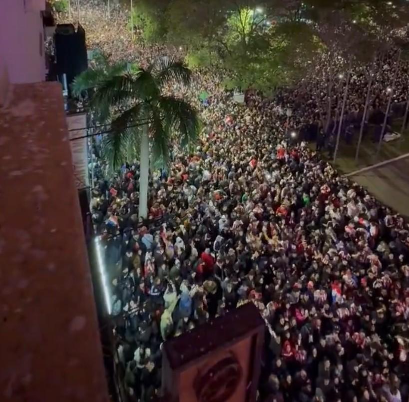 九游正版入口-时隔十六年再度晋级世界杯，巴拉圭街头夜晚万人空巷进行庆祝